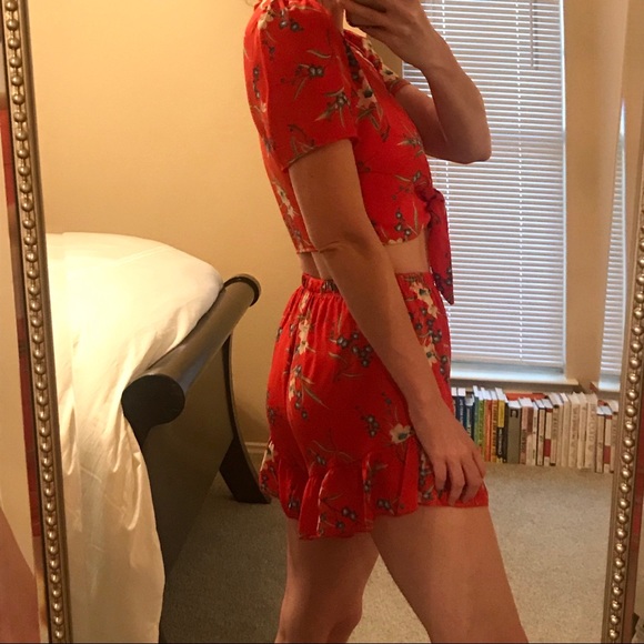 Red Floral Two Piece Crop Top and Shorts Set - Picture 5 of 8